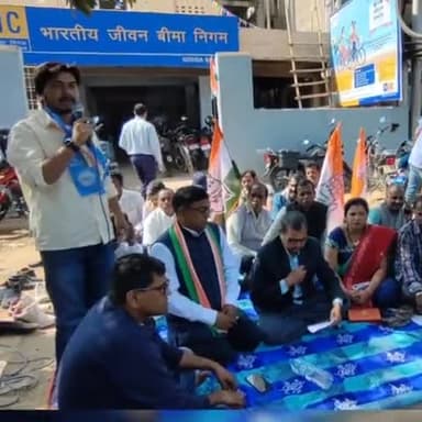 @INCJharkhand के माननीय अध्यक्ष @RajeshThakurINC जी के निर्देशानुसार कांग्रेस जिला अध्यक्ष श्री दिनेश यादव जी के नेतृत्व में गोड्डा जिला स्थित एलआईसी कार्यालय के सामने बड़े पैमाने पर मार्च और विरोध प्रदर्शन किया गया। #adani #congrss