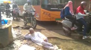 प्रधानमंत्री के संसदीय क्षेत्र क्योटो की ये दुर्दशा है, स्मार्ट सिटी के नाम पर मज़ाक चल रहा है, एक इन्वेस्टर्स समिट यहाँ भी करवा लो शायद कुछ हालत सुधर जाए और हाँ वो तितली और नमस्कार वाली लाइट जरूर लगवाना....
#क्योटो