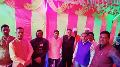 मोहम्मदगंज प्रखंड अंतर्गत एतवार बाजार निवासी राजु चौरसिया जी के तिलकोत्सव में शामिल होकर बधाई एवं शुभकामनाएं दिया।
#BLSantosh #yourbabulal #DeepakPrakash #karmveersingh #NagendraNathTripathi #lkbajpaibjp #bjppalamu #BJPJharkhand