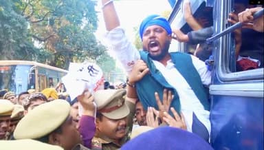 #लखनऊ में #मोदी_अडानी के #महाघोटाले के खिलाफ #AAP_Uttar_Pradesh कार्यकर्ताओ ने किया ज़ोरदार प्रदर्शन।
#AKAML_JUNAID