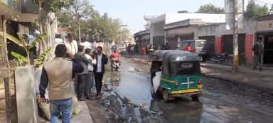 वजीरपुर रोड पर जलभराव की वजह से जनता इतनी है परेशान कि खेड़ी पुल बाईपास रोड पर लगा दिया गया है जाम..
#rohtak #fbd