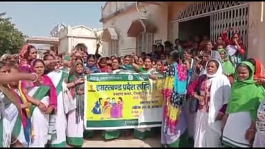 सारठ: सहिया दीदियों ने अपनी 5 सूत्री मांगों को लेकर सारठ CHC के बाहर धरना प्रदर्शन किया#sarath #deoghar_tak_news
