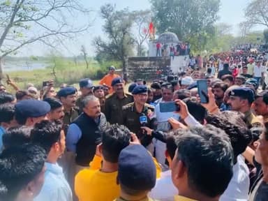 शर्म आनी चाहिए उन नेताओं को जो विकास यात्रा के गुणगान गा रहे हैं शर्म आनी चाहिए उन नेताओं को।
#करैरा