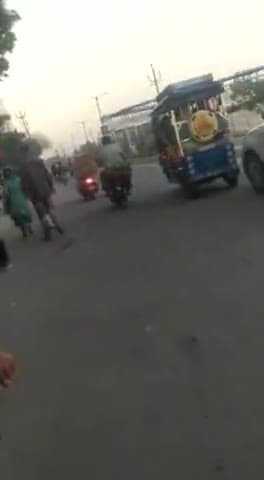 कोल: माल्या पुस्तकालय नियर रेलवे स्टेशन पर एक अनजान व्यक्ति लड़कियों का मोबाइल लेकर भाग
#ssp_aligarh #aligarh #trending #tra