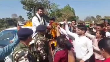 बीएड कॉलेज की छात्राओं ने चिराग पासवान को गुलाब का फूल देकर कही दिल की बात #Valentineday #chiragpaswan #gopalganj