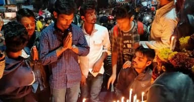 पुलवामा हमले की बरसी पर इसमें शहीद वीर जवानों को भावभीनी श्रद्धांजलि अर्पित करता हूॅं। 🙏
#जय_हिंद #जय_भारत 🇮🇳