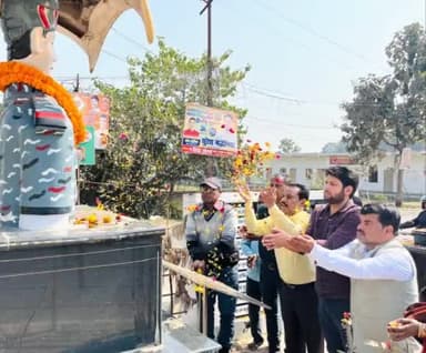 फहरी ध्वजा, फड़की भुजा, बलिदान की ज्वाला उठी।
निज जन्मभू के मान में, चढ़ मुण्ड की माला उठी।
मैं #गुड्डू खान व मेरे सभी साथी पुलवामा आतंकी हमले में शहीद हुए सभी भारत माता के वीर जवानों के शौर्य और बलिदान को शत् शत् नमन करते हैं।