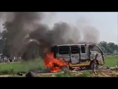 विशुनगढ़ इलाके के माधव नगर का मामला, स्कूल वैन में अचानक लगी आग, सभी बच्चों को सुरक्षित बचाया गया #kannauj #crimestory