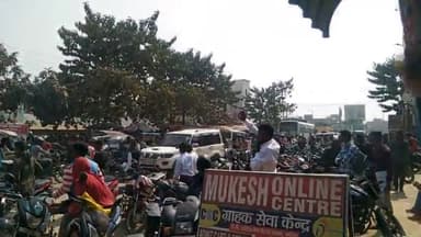 madhepura के T.P college के सामने काफी भीड़ देखने को मिला। 10th के एग्जाम खतम होते ही भीड़ बढ़ गई।@satyamnews #publicap