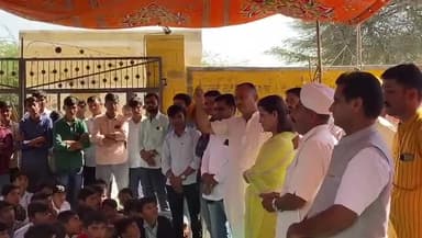 बाड़मेर: #राजनीति_की_भेंट_चढ़ी_शिक्षा #barmer राजकीय माध्यमिक विद्यालय नांद के आगे धरना प्रदर्शन जारी है दूसरे दिन भी