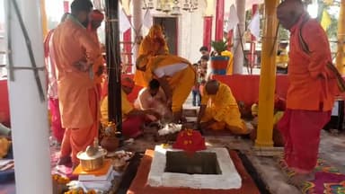 बिंदकी: अरणी मंथन के साथ मंत्रोच्चारण द्वारा प्रकट हुई अग्नि,परिक्रमा शुरू
#देवमई ब्लाक के #मुसाफा ग्राम में #बूढ़ेनाथ मंदिर में