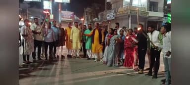 #मशाल_रैली 
राज्य की भूपेश सरकार ने पूरे प्रदेश में 16 लाख से अधिक गरीब परिवारों के प्रधानमंत्री आवास पर रोक लगा रखी है। जिसे प्रधानमंत्री मोदी जी ने गरीबों के पक्के मकान के सपनों को पूर्ण करने भेजा था। 
भाजपा ने बेमेतरा में निकाला मशाल