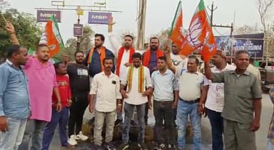 #गृहमंत्री_ताम्रध्वज_साहू का पुतला दहन
भाजयुमो सूरजपुर के भैयाथान मण्डल अध्यक्ष श्री अमन प्रताप सिंह जी के उपर रेत माफियाओं द्वारा जानलेवा हमला किया व उनके दोनों पैरो पर गाड़ी चला दी गई जिससे विरोध मे गृहमंत्री का आज पुतला दहन किया गया