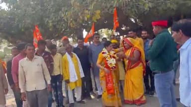 नगर निवाड़ी में बागेश्वर धाम सरकार के 4 मार्च को आयोजित होने वाले दिव्य दरबार के लिए समस्त नगरवासियों को पीले चावल देकर आमंत्रण यात्रा के माध्यम से बड़ी संख्या में उपस्थित होने की अपील की l
#bagheswardhamsarkar #बागेश्वर #जय_किसान #जय_रा