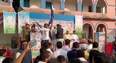 विरासत बचाओ #नमन यात्रा" अब कारवां दिख रहा है मुजफ्फरपुर जिला के मीनापुर में शहीद जुब्बा साहनी जी के गांव धारपुर में जन्म धरती को नमन करते हुए माननीय नेता श्री उपेंद्र कुशवाहा जी ।
#upendarkushRLJD
#विरासत_बचाओ_नमन_यात्रा