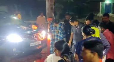 अचानक रात्रि में ही परम पूज्य बागेश्वर धाम सरकार जी का पृथ्वीपुर निवास पर आगमन हो चुका है जहां समस्त परिवार सहित एवं निवाड़ी जिले वासियों की ओर से गुरुवर का स्वागत वंदन किया l
#जय_रामराजा_सरकार #bagheswardhamsarkar #बागेश्वर