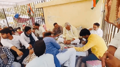 महवा: शहीद स्मारक जयपुर मे राज्य सभा सासंद धरने पर है । #पुलवामा_अटैक @