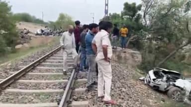 #ग्रेटरनोएडा में मालगाड़ी की चपेट में आई कार, ट्रैक पार करते समय हुआ हादसा 3 की हालत गंभीर #acccident #accident