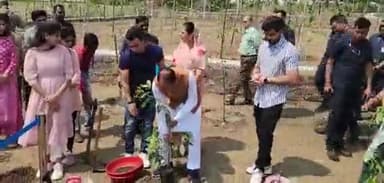 आज अपने जन्मदिन पर भोपाल के स्मार्ट पार्क में सपरिवार पौधरोपण कर अप्रतिम आनंद की अनुभूति हुई। #OnePlantADay
