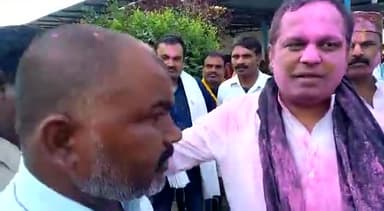 आज #चित्रकूट विधानसभा अंतर्गत #जैतवारा में आयोजित विशाल होली मिलन समारोह में शामिल होकर अपने क्षेत्रवासी परिवारजनों के साथ जमकर भैया ने रंगोत्सव मनाया.