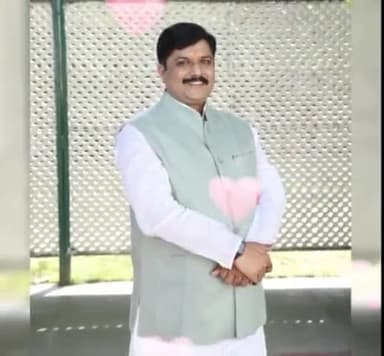 चर्चाए ख़ास हो तो किस्से भी जरुर होते है,
उँगलियाँ भी उनपर ही उठती है जो मशहूर होते है…!
अपने तो अपने होते हैं
#माननीय_सांसद_डॉ_केपी_यादव_जी
Krishna Pal Singh Yadav ji