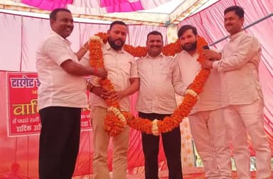 अभी देखे कहा है जलवे तुमने हमारी उड़ान के।
ओ और होंगे जो डर गए देख कद आसमान के।।
टारगेट इंटर नेशनल स्कूल के वार्षिकोत्सव कार्यक्रम शामिल होकर छात्र छात्राओं का हौसलाफजाई करते हुए।।
#अवधकेशरी_सेना