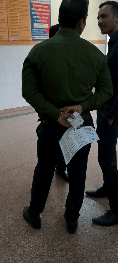 ट्रामा सेंटर बांदा में डॉक्टरों से दिन भर मिलते हैं एमआर, लिखाते हैं कमीशन वाली दवाएं प्रशासन मौन #banda_news