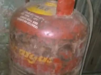 #gascylinder की ₹1200 से भी ज्यादा कीमत हो गई है , #ग्रामीण महिलाएं फिर से #लकड़ी पर खाना बनाने को मजबूर है #modiji