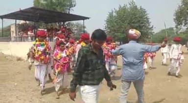 आपके आशीर्वाद व मेरा अहोभाग्य कि मैंने इस ढाणी का नाम हमारे परिवार की कुल देवी के नाम पर माताजी ढाणी रखा था और प्राथमिक विद्यालय खुलवाया था,आज #माताजी_ढाणी में #देवासी समाज के युवाओं के द्वारकाधीश दर्शन कर पधारने पर भव्य स्वागत किया गया