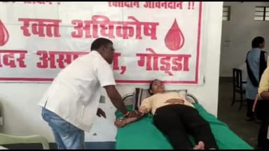 आज गोड्डा कॉलेज में अयोजित ब्लड डोनेशन कैंप मे आपनी इच्छा से पहली बार छात्र-छात्राओं ने ब्लड डोनेट किया।#goddanews