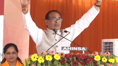 हम बैगा, भारिया और सहरिया जनजाति की बहनों को 1 हजार रु. प्रतिमाह देते थे, कमलनाथ जी उसे भी खा गए। #AmitShahInChhindwara