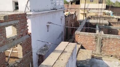 एक गांव में निचली सतह पर नंगे बिजली की तार है लेकिन किसी का ध्यान नहीं है #बिजलीविभाग #electric #danger