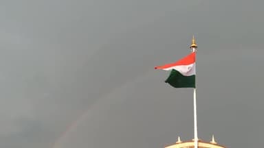 अजमेर: अजमेर में बीती शाम को बारिश के बाद दिखा इंद्र धनुष जो की काफी मनभावन था। रेलवे स्टेशन के नजारा।#ajmerlatestnews