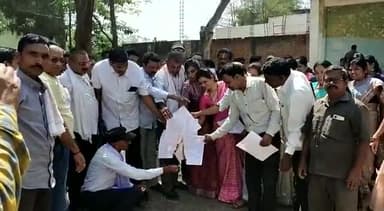 #सचिव संघ ब्लॉक कवर्धा द्वारा शासन की 24 घंटे वाला अल्टीमेटम की आदेश की प्रति जलाकर शासन का विरोध किया  गया#