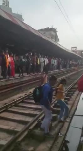 Bihar B Ed एग्जाम के बाद पटना जंक्शन पर छात्रों की उमड़ी भीड़ #Patna #patnajuction