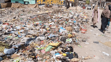#स्वच्छ भारतअभियान की पोल खोलता कूड़े का ढेर#पास में रहने वाले लोगों का कहना है कि कूड़े के ढेर के कारण हम बीमार पड़ रहे