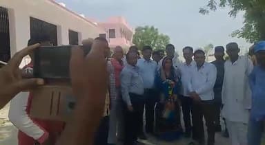 फैली का पुरा : बहादुर #विमल_मीणा का #मण्डरायल (करौली) के #जनप्रतिनिधियों ने किया #सम्मान! माला के साथ शॉल उड़ाकर #31000 रूपए की #आर्थिक_मदद भी की! सरकार से मांग - ऐसी बहादुर महिला को #राज्य_स्तर पर किया जाना चाहिए #सम्मानित!