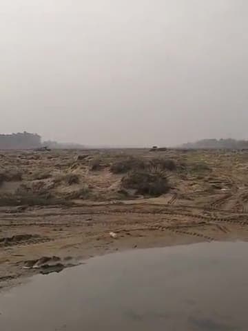 चानन: kuil ke Nadi se balu utaya ja raha hain.
#video_virl .
