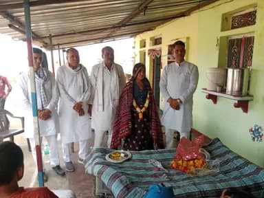फैली का पुरा : आज बहादुर #विमल मीणा के यहां पहुचे #PR Meena जी (Ex. IAS)! उन्होंने शोल और माला पहनाकर किया बहादुर महिला का सम्मान!