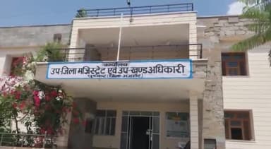 पुष्कर: #पुष्कर #pushkar पुष्कर के राजस्वकर्मी आज से सामुहिक अवकाश पर,उपखंड अधिकारी को ज्ञापन सौंपकर सामूहिक अवकाश की घोषणा