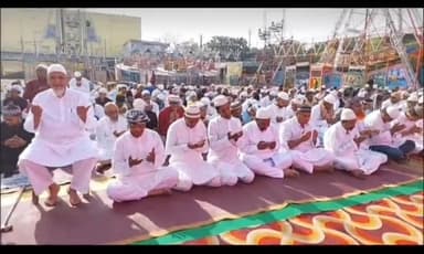 #धनबाद : - #सिल्वर_डव_ग्राउंड में #मुसलमान भाइयों ने #ईद की नमाज अदा की |