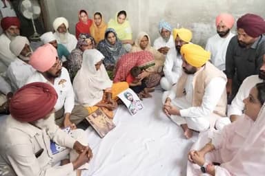 Punjab CM Bhagwant Mann meets the family of Jawan Kulwant Singh ji of Moga who was martyred in the #Poonch terror attack
He handed over a check of ₹1 Crore given as financial assistance