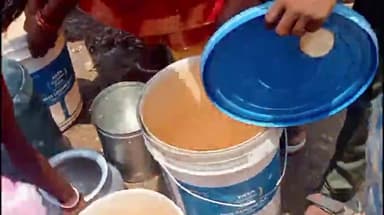 रॉबर्ट्सगंज: राहगीरों को मिल रहा पीने का पानी चलाया जा रहा है टैंकर आसपास के लोगों ने पानी लेकर हुए खुश youtube chann #rockstardkp