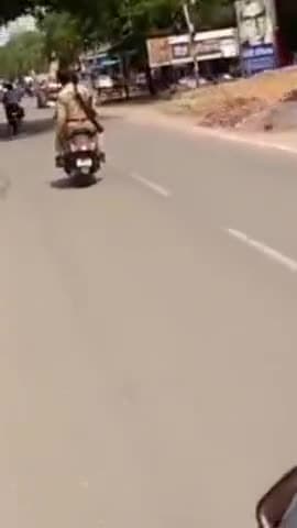 आम जनता का तो चालान हो जाता है लेकिन इन पुलिस वालों का कोई चालान क्यों नहीं करता
#ट्राफिक पुलिस
#कानपुर नगर पोल
#कानपुर