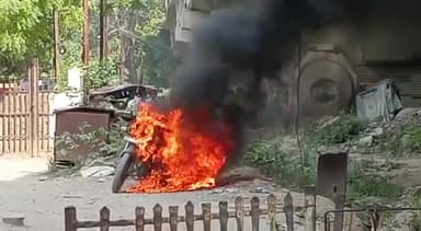 नशेबाज की करतूत अपनी बाइक को आग के हवाले किया #cantt