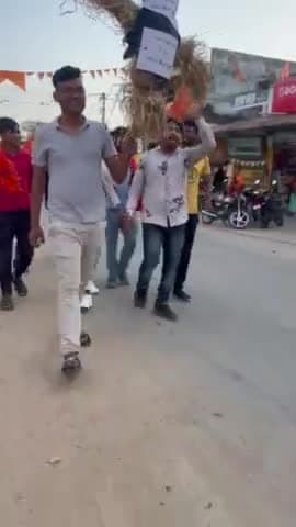 अभाविप सूरजपुर जिले के द्वारा CGPSC 2021 का 11 मई को घोषित परिक्षा परिणाम में हुआ घोटाले के संबंध में CGPSC के चेयरमैन टॉमन सिंह सोनवानी का विरोध प्रदर्शन करते हुवे पुतला दहन किया गया|
#abvpsurajpur
#abvpcg