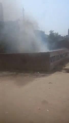 राधिकापूरी कॉलोनी में खाली प्लॉट में पड़े कचरे में किसी ने लगायी आग भारी धुआ उठता रहा धुआ #public_rajgarh