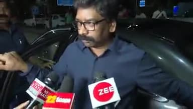रांची एयरपोर्ट परिसर में प्रेस-मीडिया के प्रतिनिधियों के साथ संवाद करते हुए मुख्यमंत्री श्री #hemant_soren