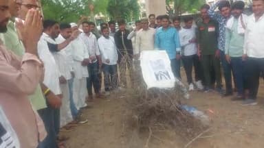 #खिलाड़ियों के साथ हुई ज़्यादती के खिलाफ आज उपखण्ड कार्यालय फतेहपुर पर प्रधामंत्री का पुतला फुक कर विरोध जताया, sfi &संयुक्त #