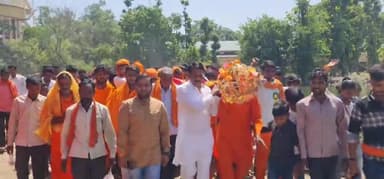क्षेत्र के ग्राम सड़िया मुगलपुरा से पूर्णागिरि माता के दरबार से 7 दिनों की यात्रा तय करके यशवंतरी माता के दरबार पीलीभीत पहुंचे मातारानी के भक्तों के साथ झंडी यात्रा में शामिल होने का सौभाग्य प्राप्त हुआ... #जय_माता_की🙏